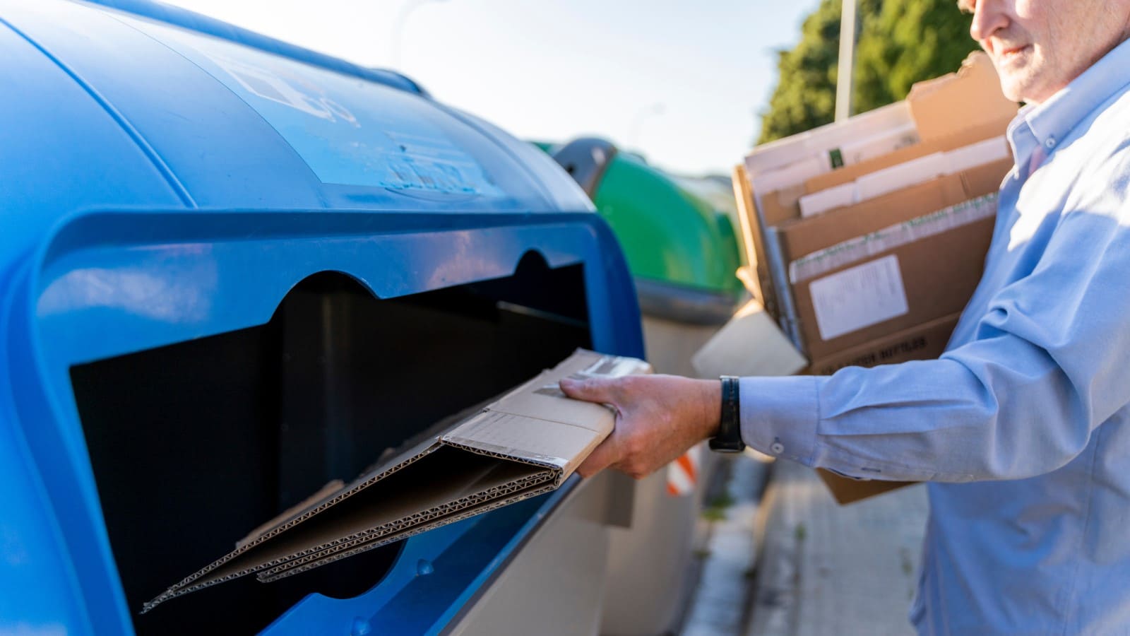 Wellpappe wird in der blauen Tonne entsorgt.