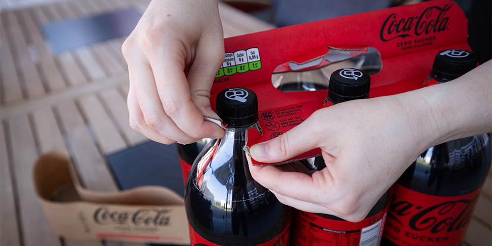 Spoločnosti DS Smith a Coca-Cola HBC zdieľajú silnú víziu pre inovatívne 100 % recyklovateľné obalové riešenia s použitím čo najmenšieho množstva materiálu. Náhrada plastového držiaka je dodávaná do supermarketov v Rakúsku od septembra 2023. 