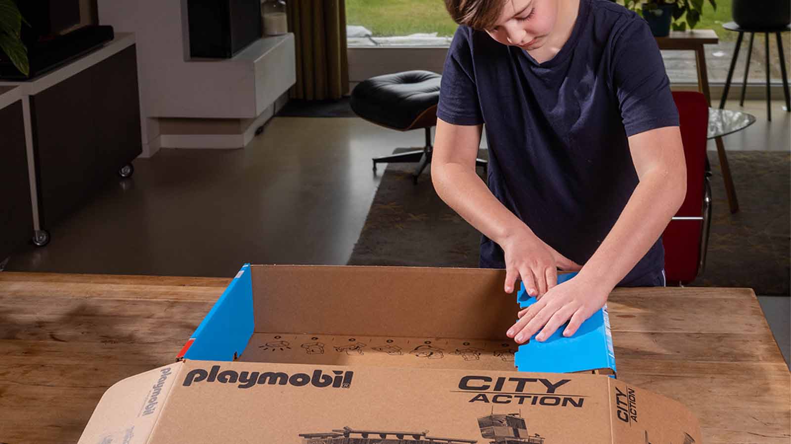 In een paar simpele stappen kan de doos eenvoudig omgedraaid worden en als traditionele, kleurrijke PLAYMOBIL-verpakking gebruikt worden