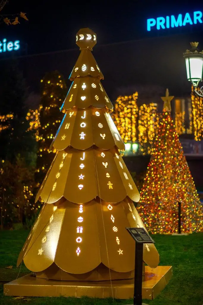 Bradul DS Smith iluminat de sărbătoare