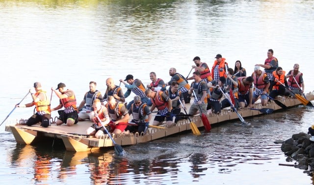 Mitarbeitende von DS Smith paddeln auf dem zwölf Meter langen und drei Meter breiten Katamaran aus Wellpappe für den Weltrekord.