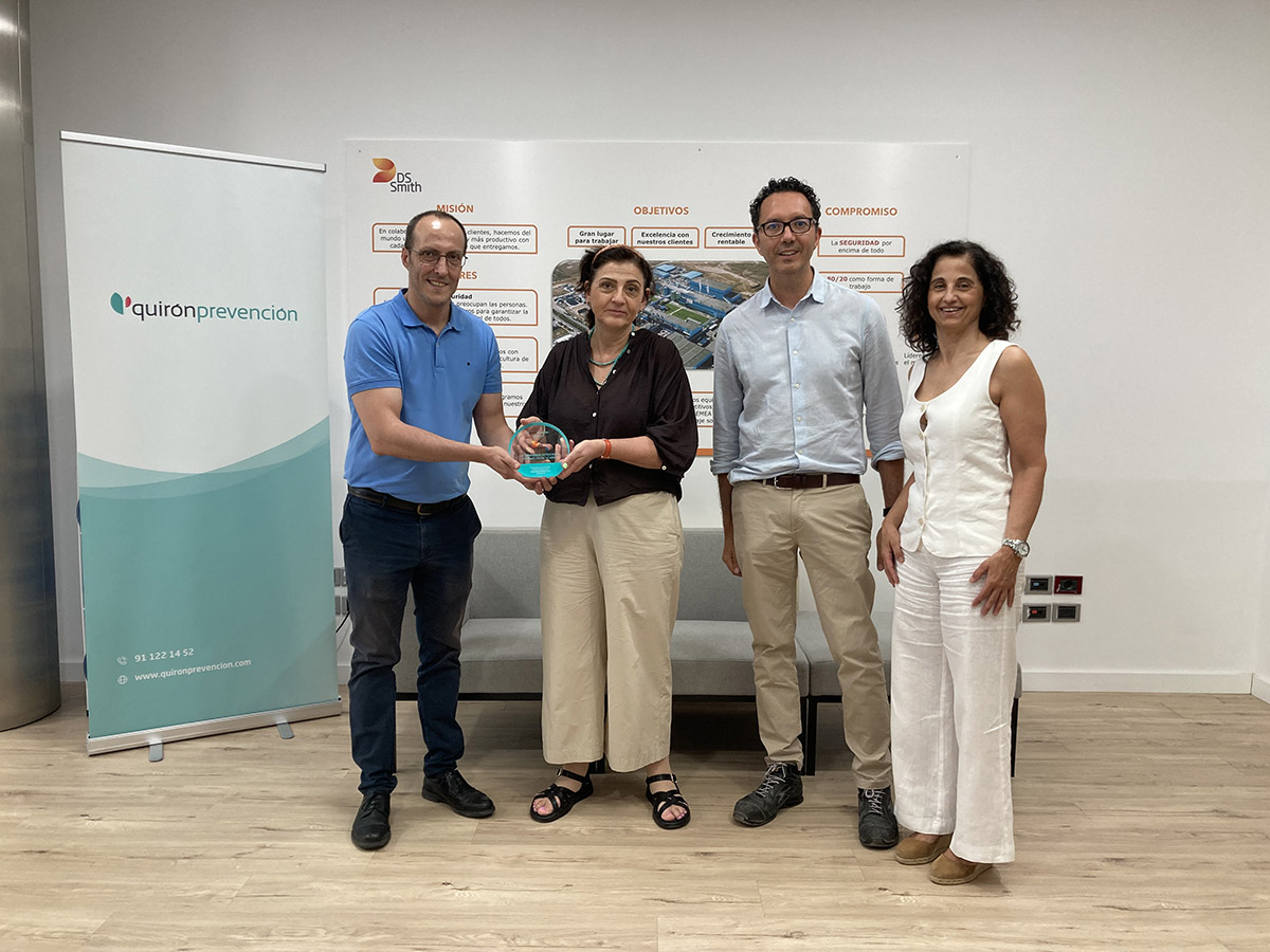 Jorge Fernández Martín (Director de la Oficina Quirón de Fuenlabrada), Annie Marechal (DS Smith Madrid Mill Manager), Michele Erasmo (DS Smith EHS & ISO Manager) y María Jesús Tadeo (Directora de Zona Quirón Prevención)