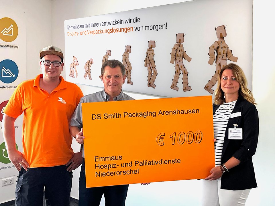 Foto: Thomas Kistner, HR Manager (Mitte), und Kai Gebhardt, Betriebsrat (links), beide DS Smith Arenshausen, überreichten den symbolischen Spendenscheck über 1.000 € an Christina Hoch, leitende Koordinatorin der Emmaus Hospizdienste.