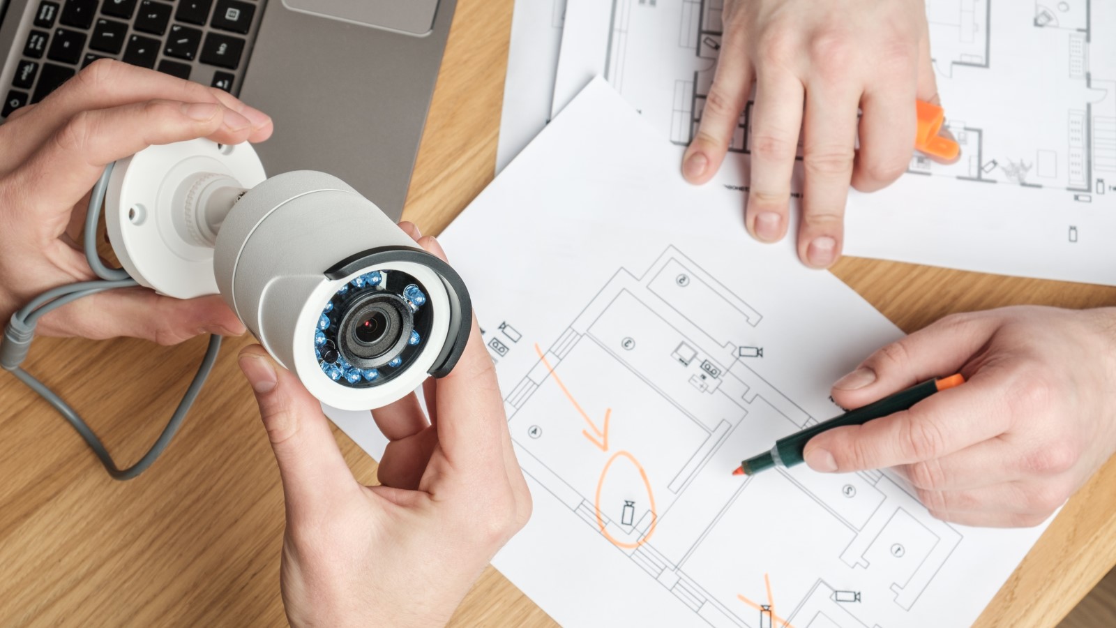 Pläne auf einem Tisch liegend mit einer Kamera im Vordergrund.