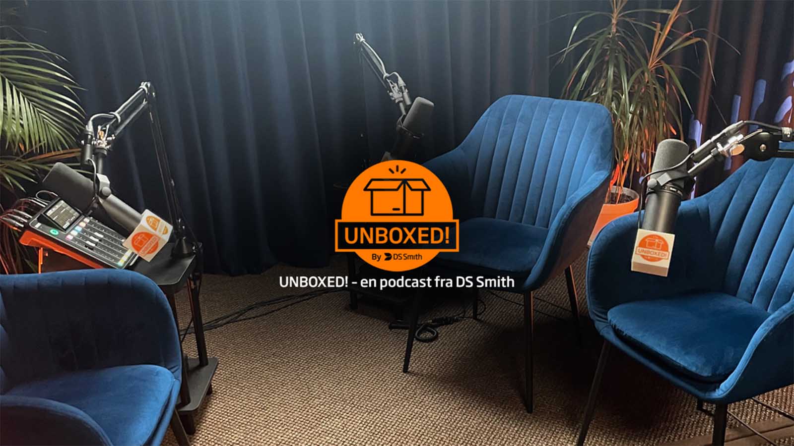 et podcast studie hos Ds Smith  med to stole og mikrofoner 
