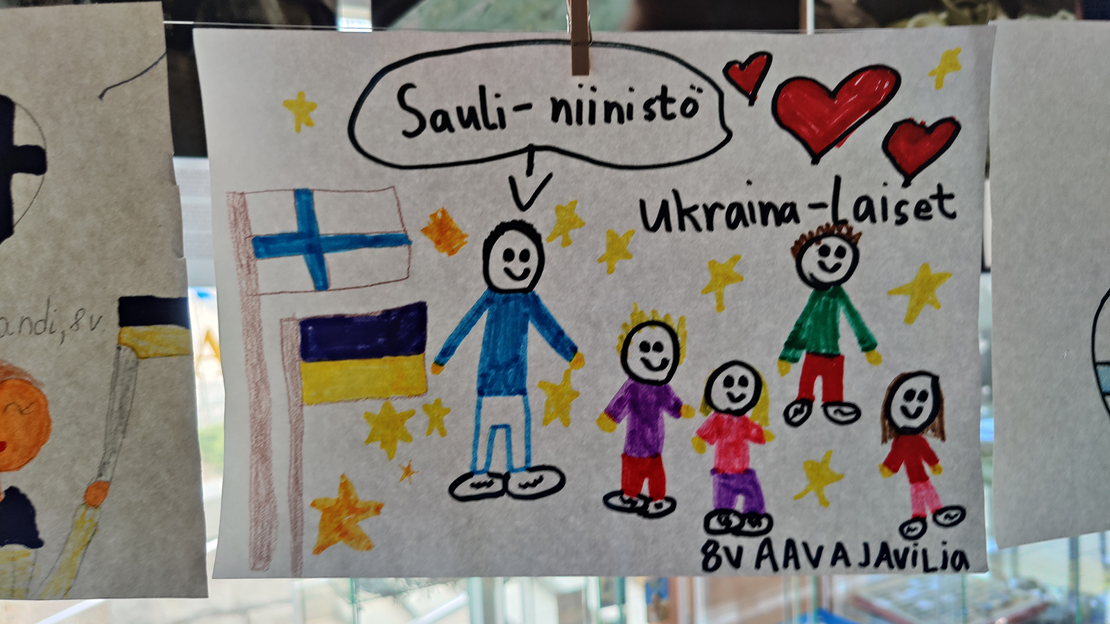 Tampereen Ukraina-talolla kävijöitä ilahduttaa lasten piirustukset.