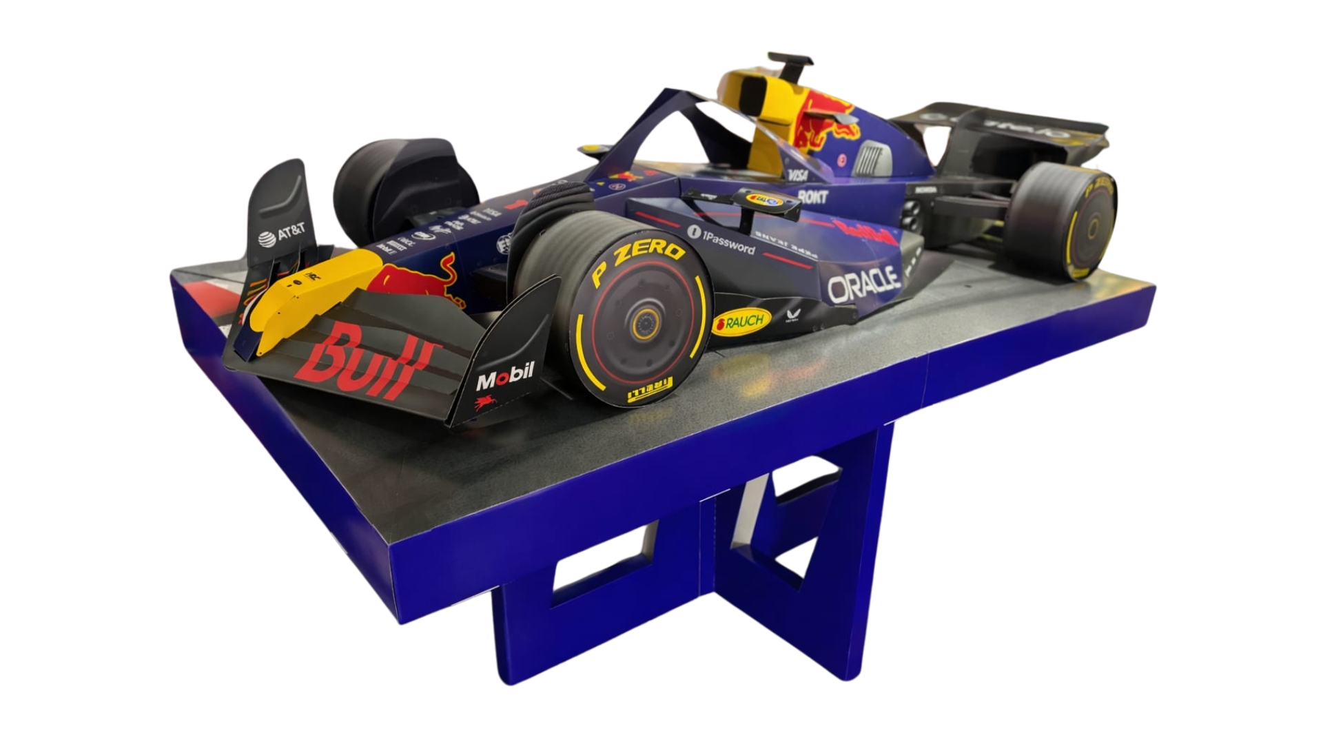 Die imposante Nachbildung eines Formel-1-Autos aus Wellpappe zieht als XXL-Verkaufsaufsteller für Getränkedosen schon aus großer Entfernung die Blicke auf sich.