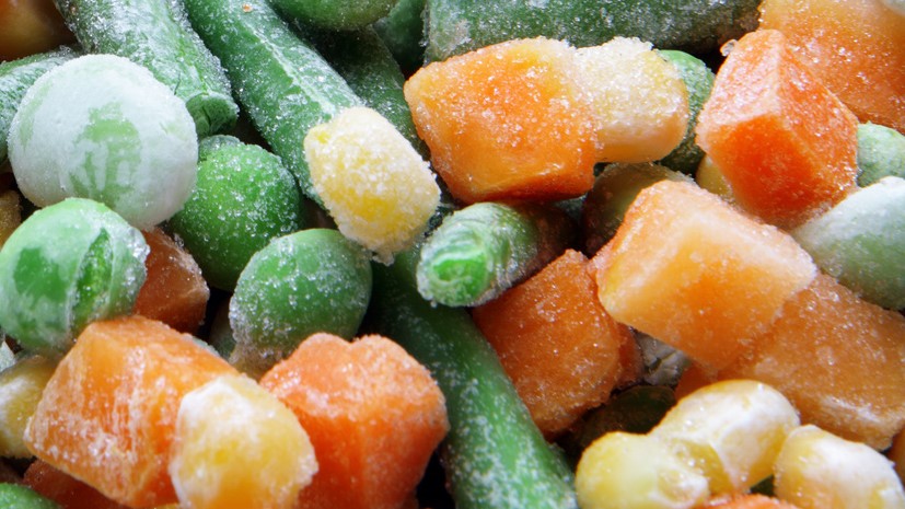 Tiefgefrorene Bohnen, Karottenstücke, Erbsen und Mais.