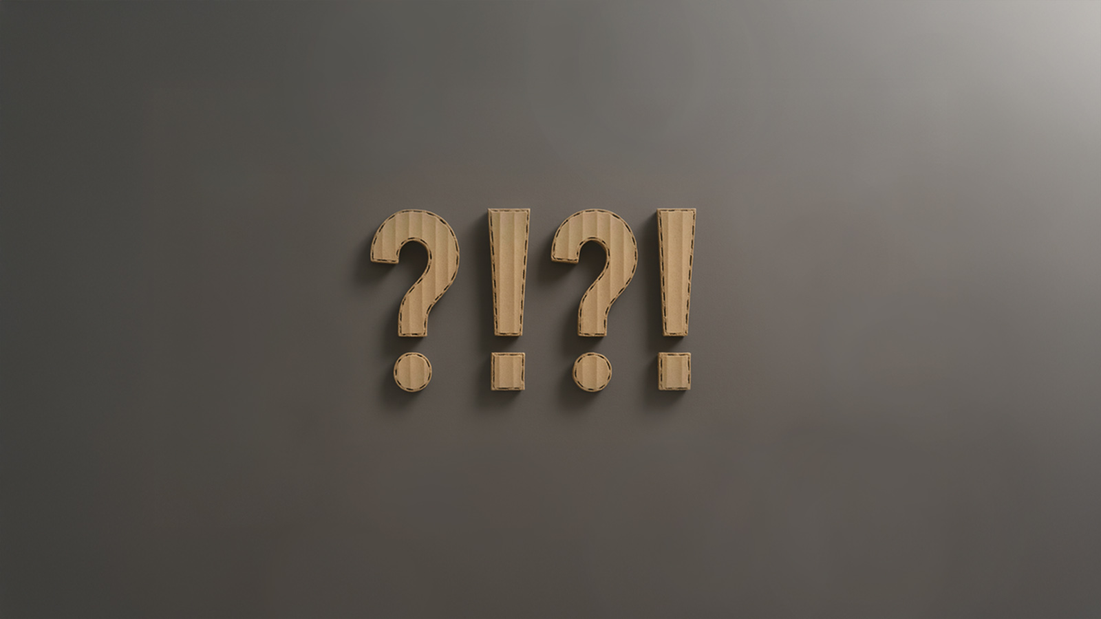 grå baggrund med spørgsmålstegn og udråbstegn i bølgepap