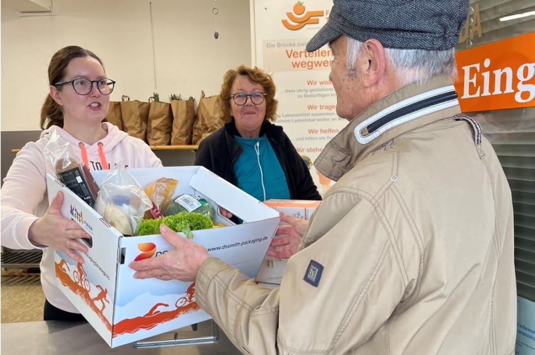 Die Tragekörbe und weihnachtlichen Verpackungen von DS Smith unterstützen die gemeinnützige Arbeit der Fuldaer Tafel, wie beispielsweise hier bei der Lebensmittelausgabe. Bildquelle: Tafel Fulda e. V.