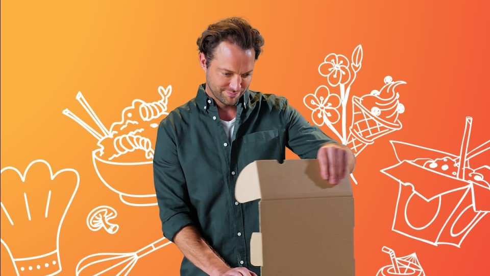 Ein Mann öffnet eine braune Verpackung. Der Hintergrund ist orange mit Umrissen von unterschiedlichen Gegenständen zum Thema Essen.