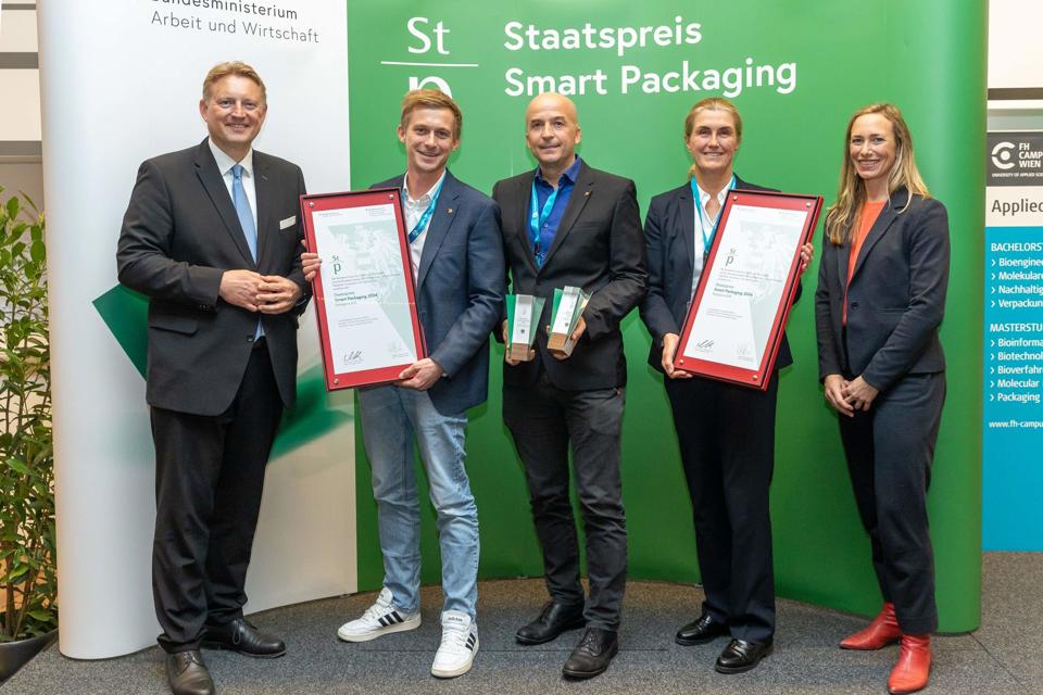 DS-Smith-Austria-State-Award-Web.jpg Im Bild (v.l.n.r.): SC Mag. Roland Weinert (BMAW), Hagen Burkert (DS Smith), Andreas Koch (DS Smith) und Claudia Gadenstätter (DS Smith), Mag. Sarah Warscher (BMK)
Copyright: BMAW/Silveri
