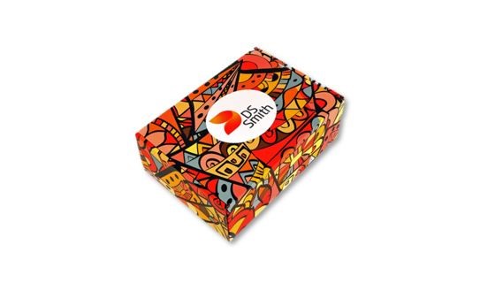 Bunt gemusterte Verpackung aus Wellpappe mit DS Smith Logo.