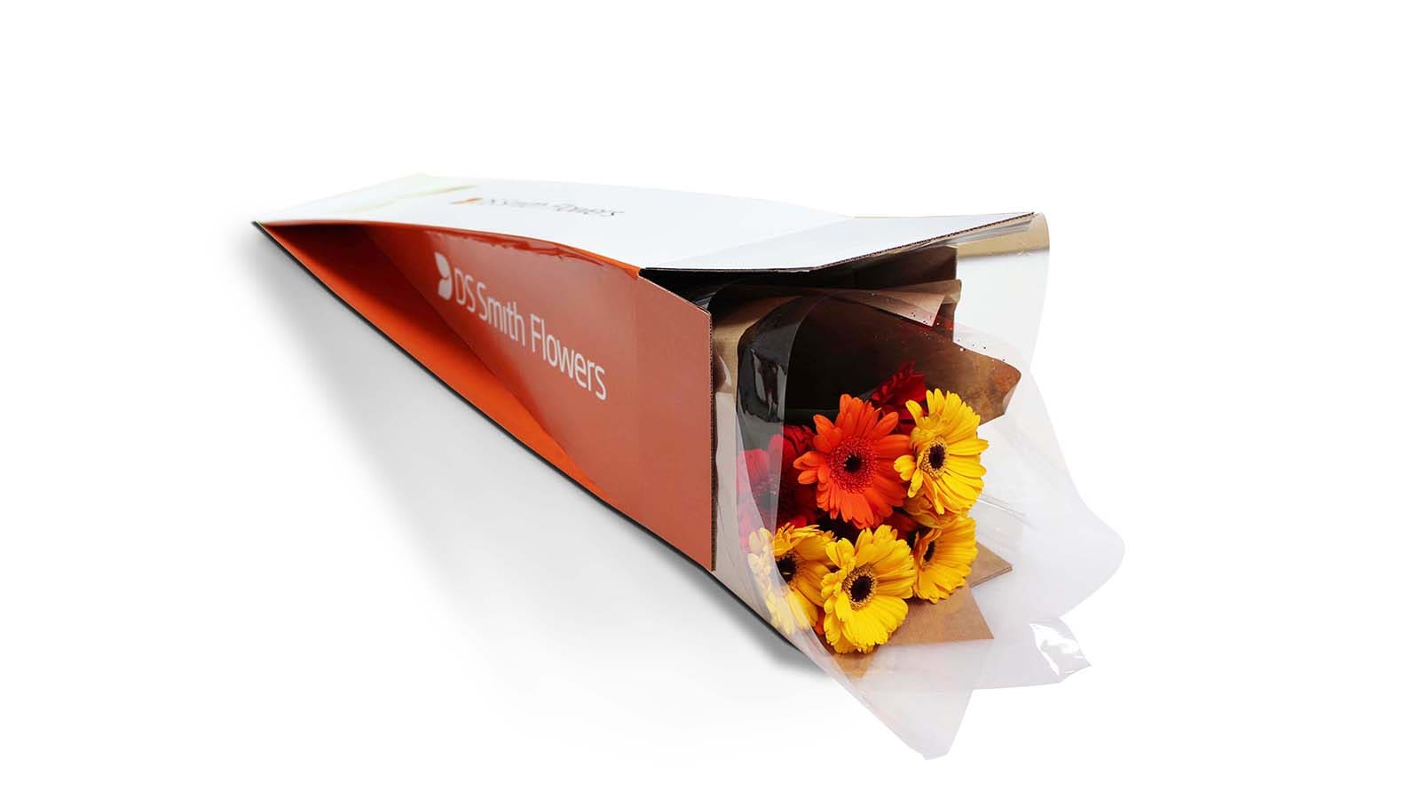 Bunter Blumenstrauß in einer Verpackung aus Wellpappe.