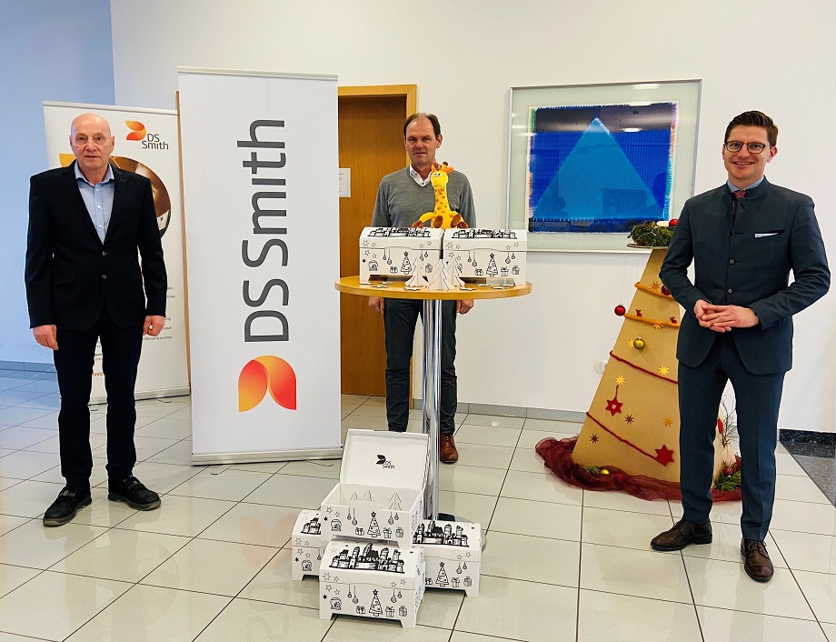 Die von DS Smith gesponserten Wellpapp-Schatzkisten sollen Kindern in der Vorweihnachtszeit Freude bereiten. Die Übergabe der Häuser erfolgte nun durch Michael Lamprecht, Cluster Director South bei DS Smith Packaging Deutschland/Schweiz (mitte), und Peter Scharfenecker, Site Manager Werk Nördlingen bei DS Smith (links), an den Nördlinger Oberbürgermeister David Wittner (rechts).