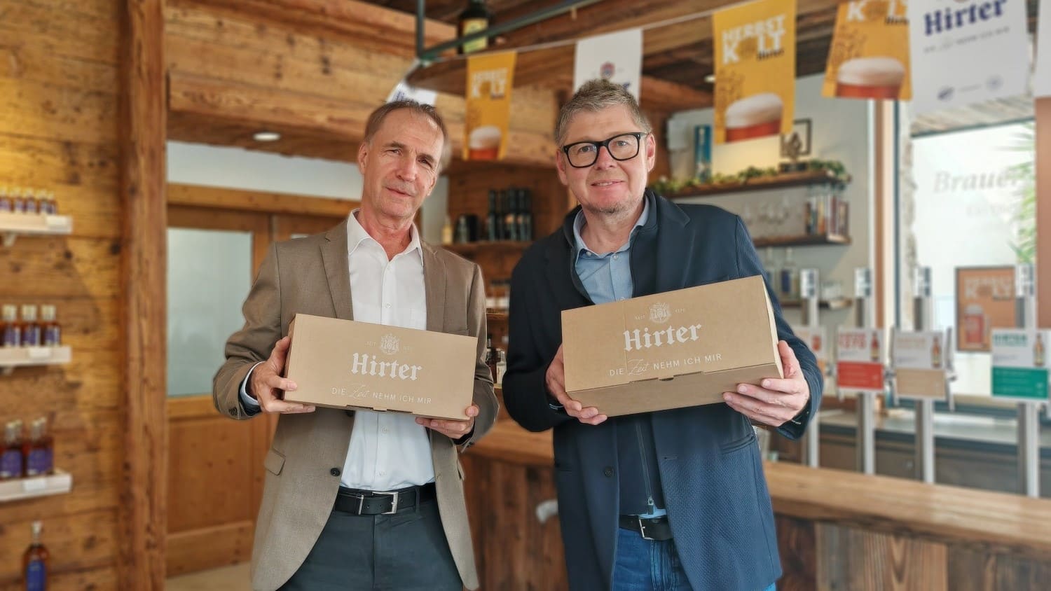 DS Smith Packaging Austria Geschäftsführer Dieter Glawischnig (links) und Privatbrauerei Hirt Geschäftsführer Heimo Schader (rechts) mit der neuen E-Commerce-Verpackungslösung.