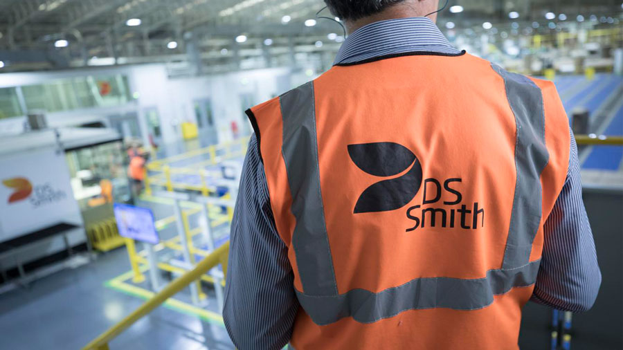 DS Smithin tehdasympäristössä kuljetaan turvallisuus huomioiden oikeissa varusteissa