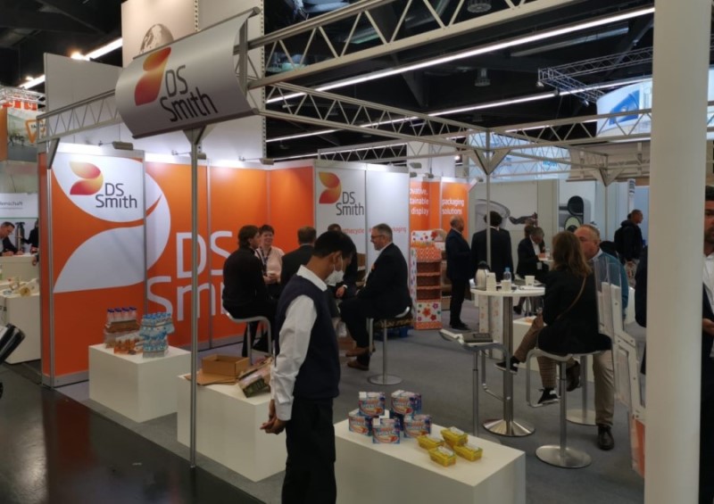 Messebesucher am Messestand von DS Smith auf der Fachpack