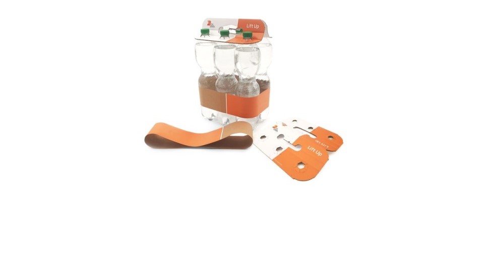 Sechs Plastikflaschen sind zusamengebündelt mit einer Banderole und einem Top Clip. Davor liegen eine Banderole und ein Top Clip aus Wellpappe in orangenem DS Smith Design.