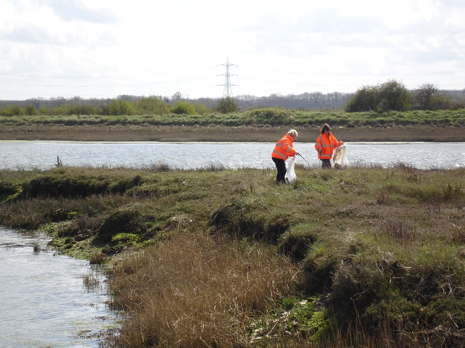 Litter picking at Kemsley Mill_920.jpg