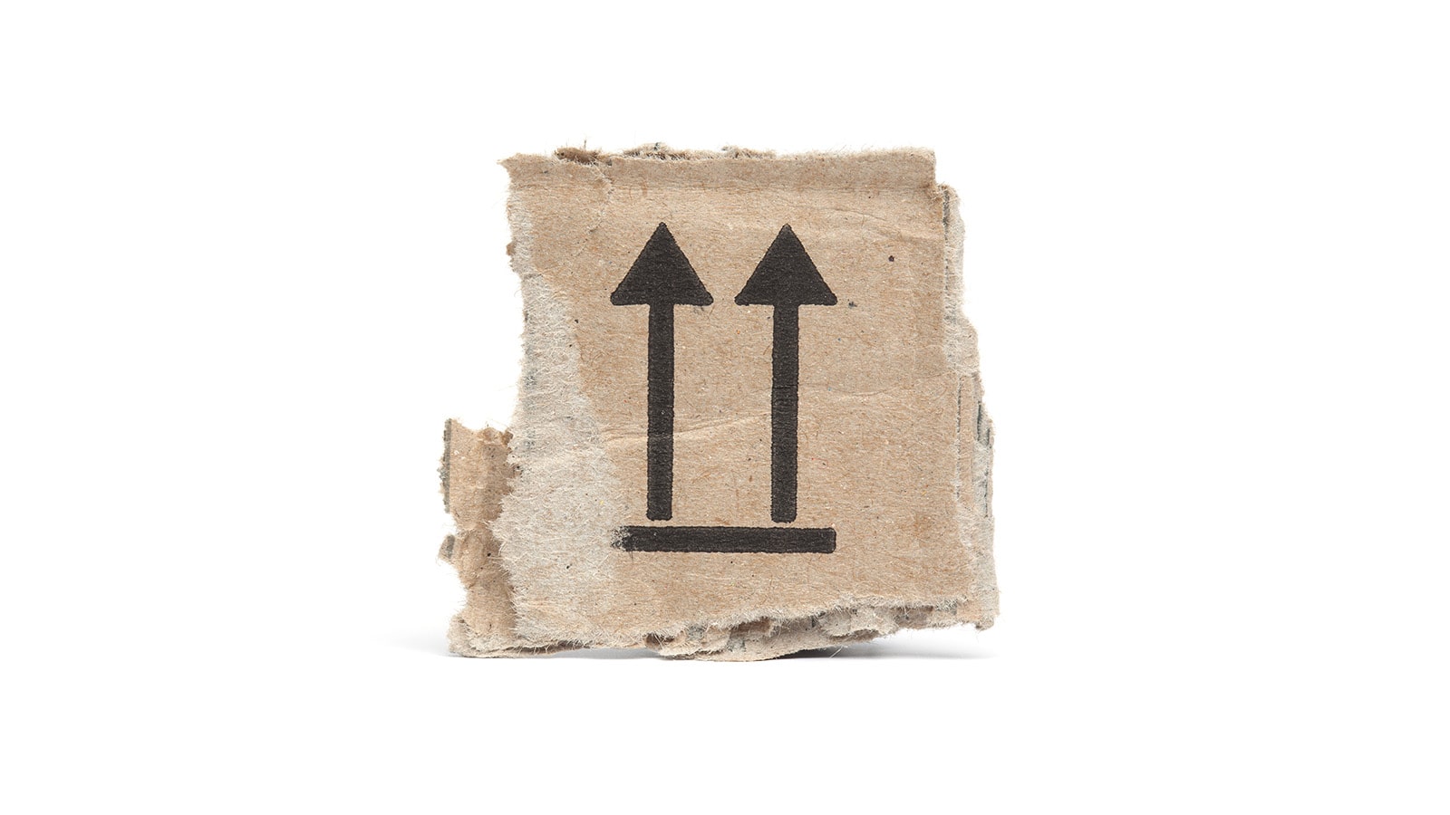 Stukje karton voor recycling, bedrukt met this side up pijlen