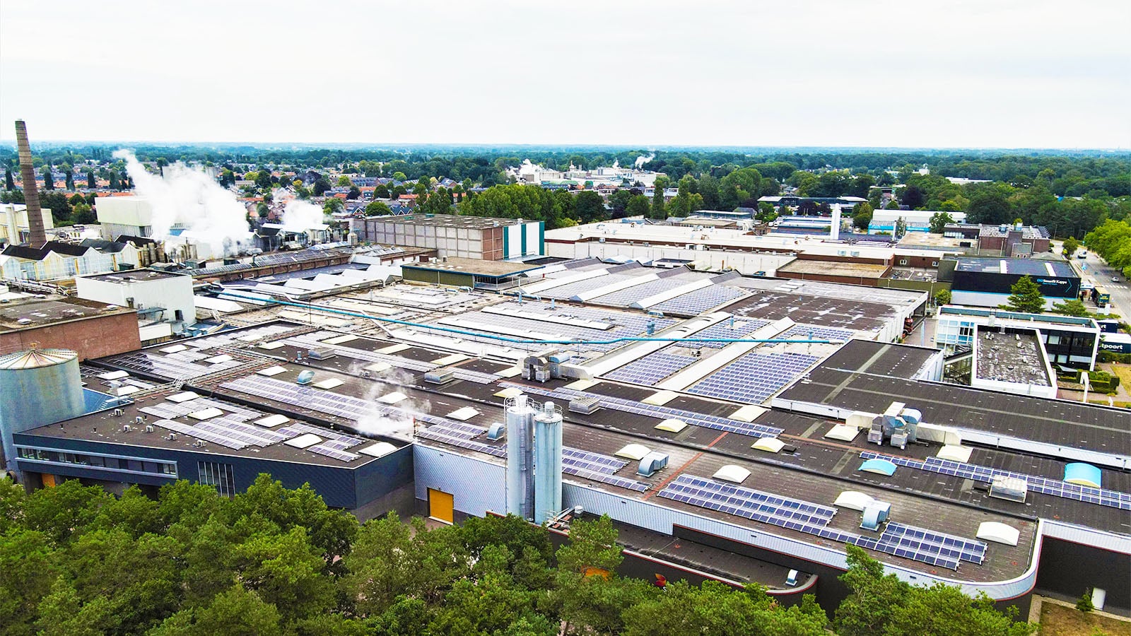 10000 m2 aan zonnepanelen op het dak van DS Smith Eerbeek