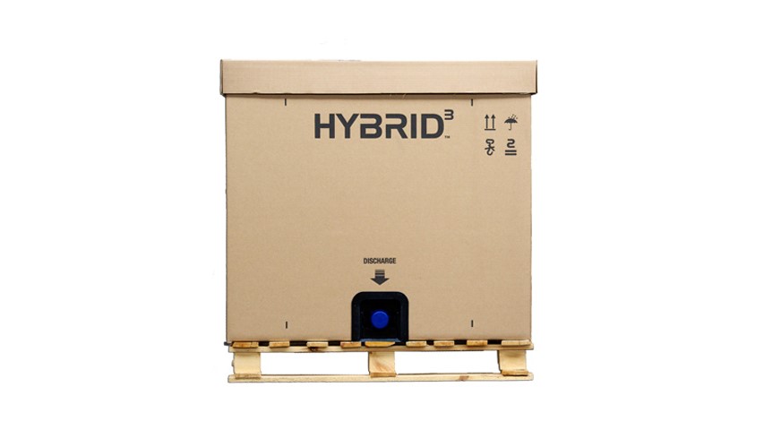 Große Wellpappbox mit Zapfhahn für Flüssigkeiten unten auf einer Palette.