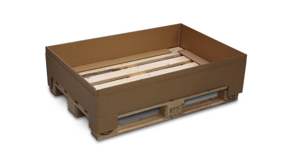 Palettenaufsatzrahmen aus Wellpappe ist auf einer Palette angebracht.
