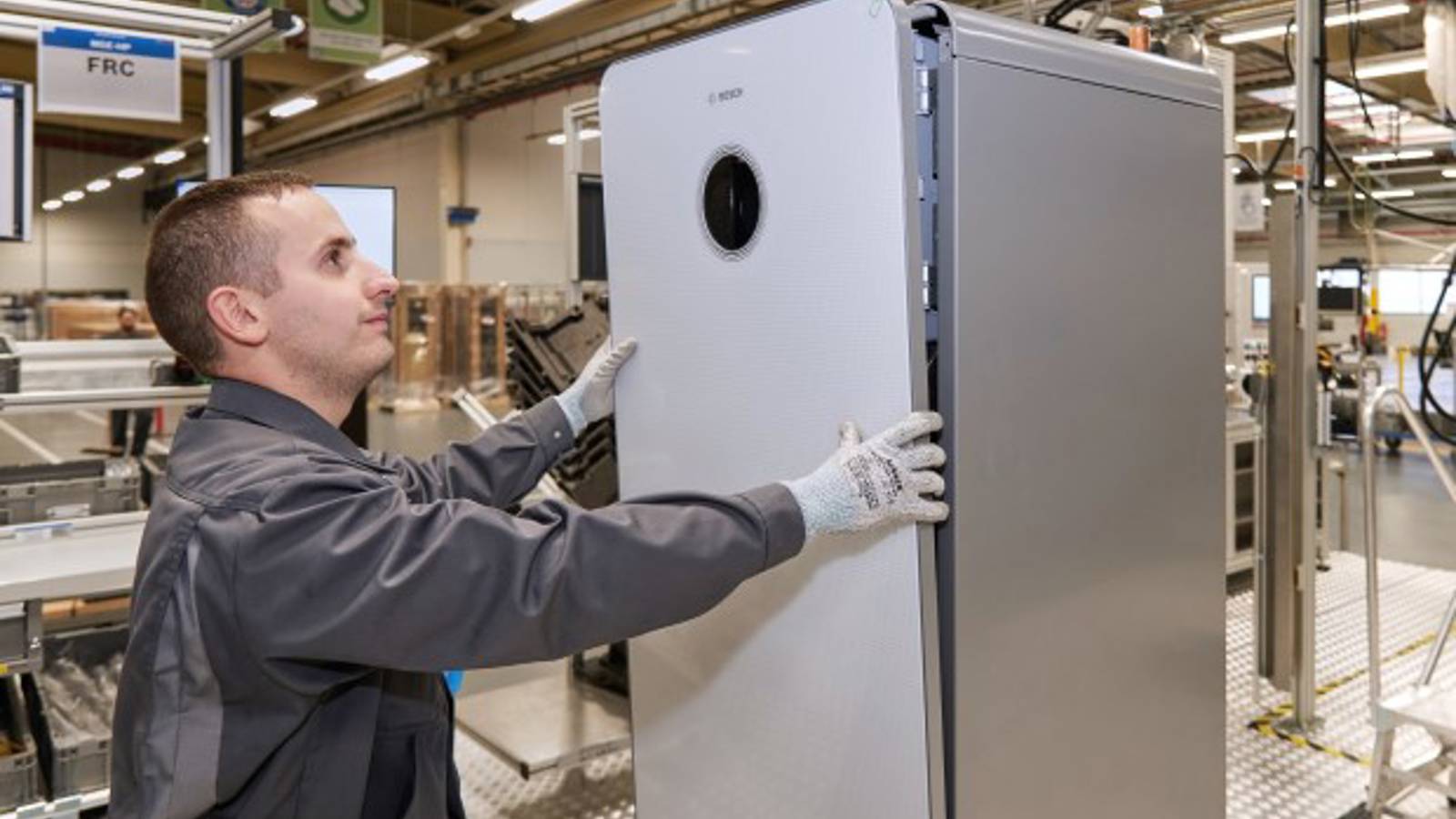 Mitarbeiter bearbeitet Gastherme von Bosch in einer Produktionshalle