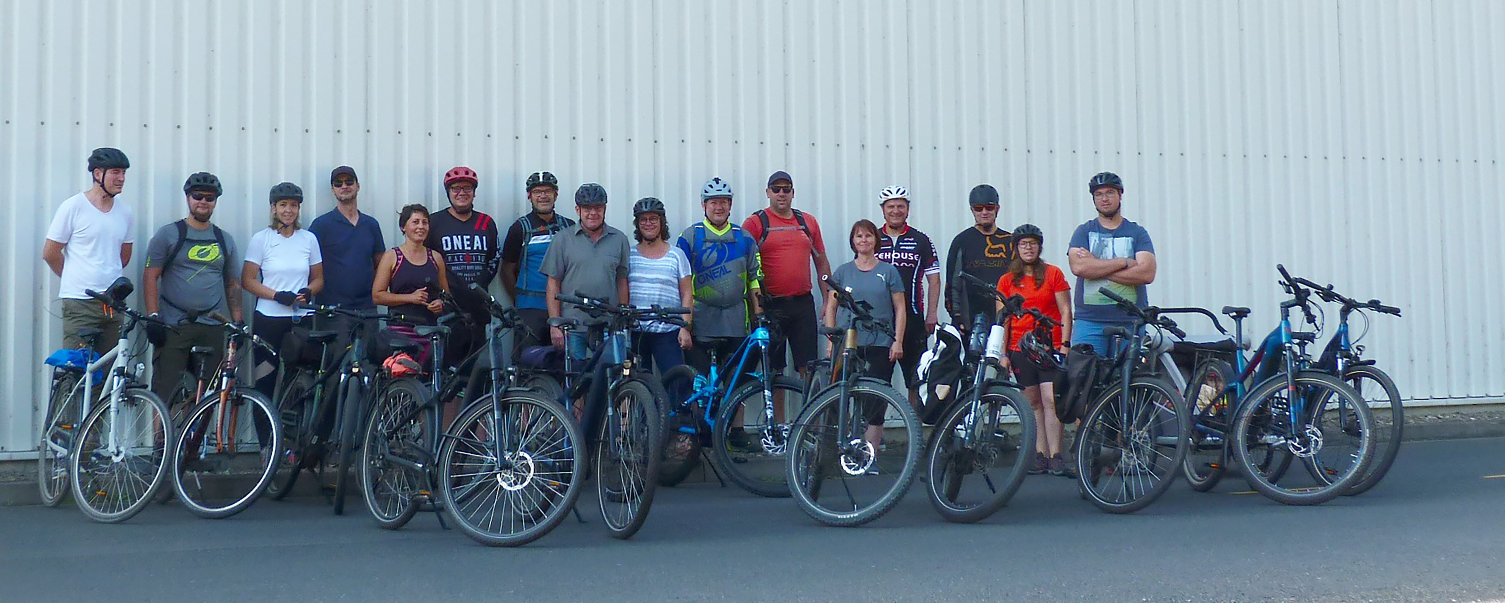 Mitarbeiterinnen und Mitarbeiter von DS Smith mit ihren Fahrrädern.