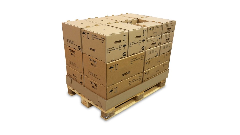 Viele Wellpappboxen zusammen gestapelt auf einer Palette.