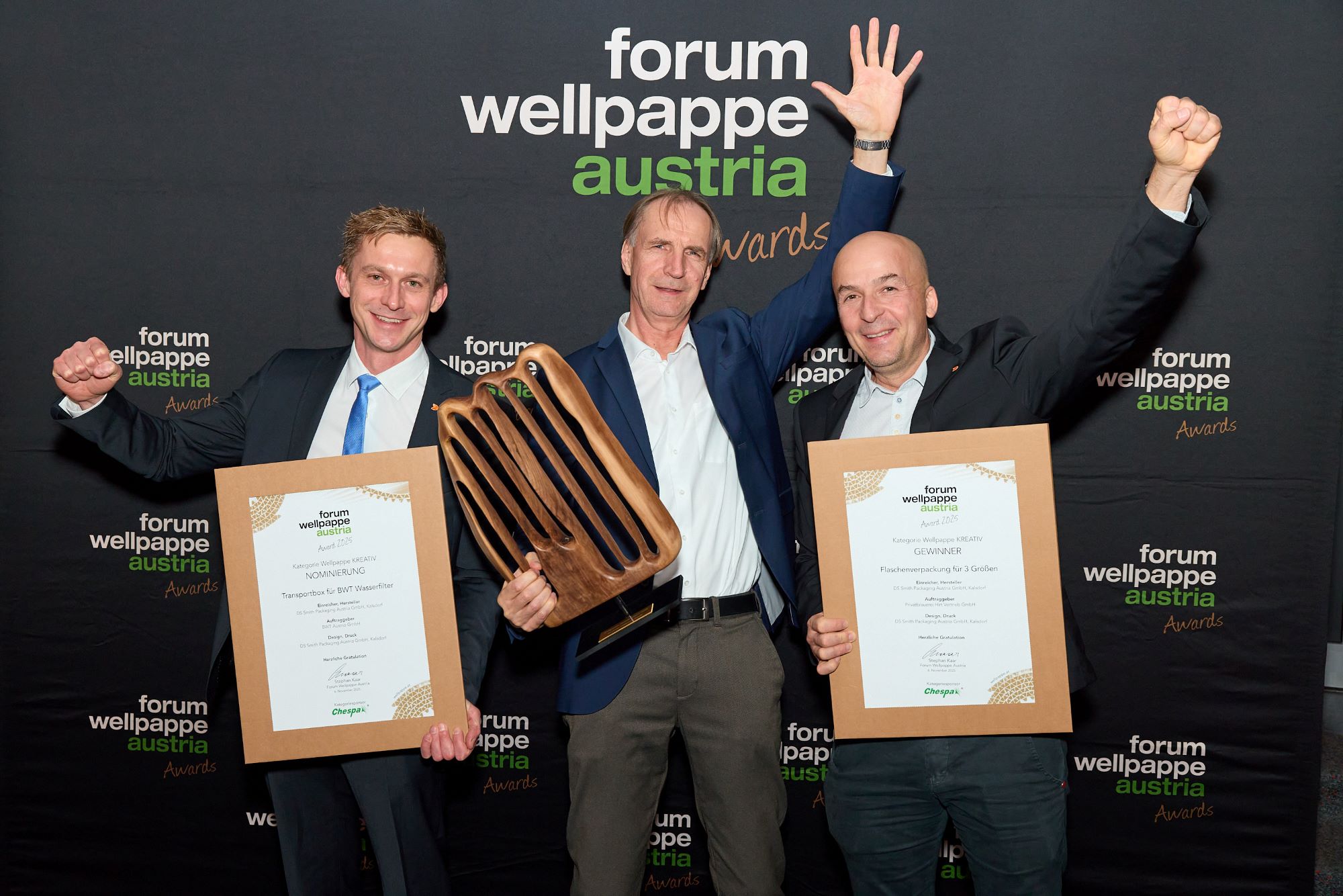 Im Bild (v.l.n.r): Hagen Burkert (Communications Manager), Dieter Glawischnig (Managing Director) und Andreas Koch (Design & Innovation Manager) nahmen den Wellpappe Austria Award 2025 für DS Smith entgegen.