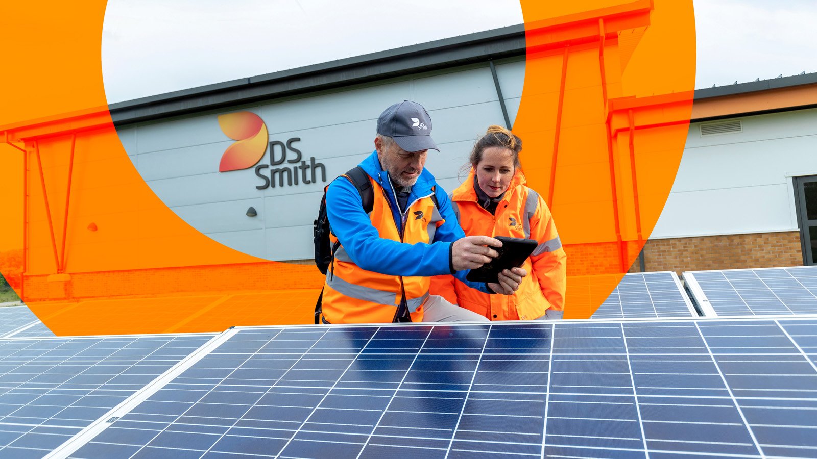 DS Smith employees at work in a photovoltaic installation.