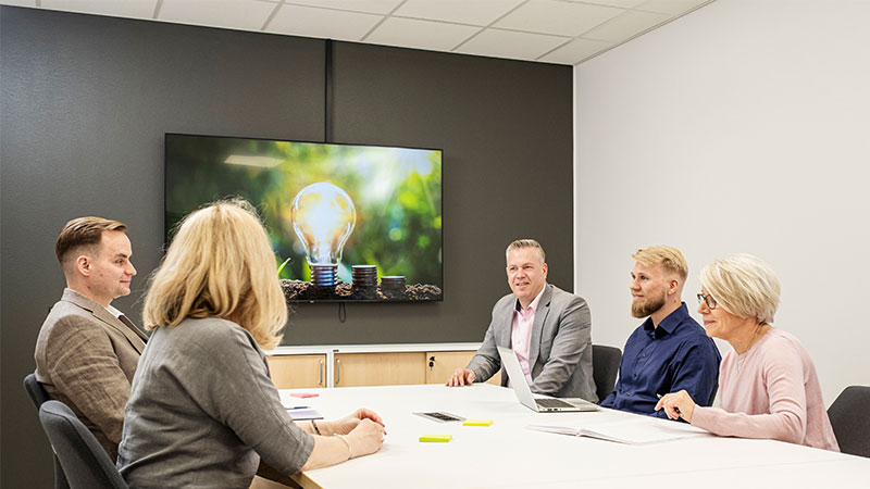 suunnittelupalaverissa ihmisiä