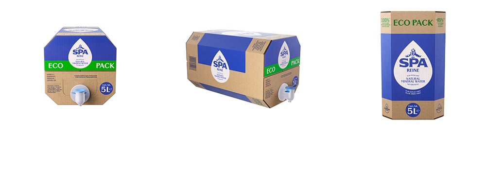De achthoekige doos bestaat uit karton en een flexibele plastic binnenzak met een inhoud van 5 liter. Het efficiënte gebruik van materialen resulteert in 65% minder plastic* en verlengt de houdbaarheid van het water.