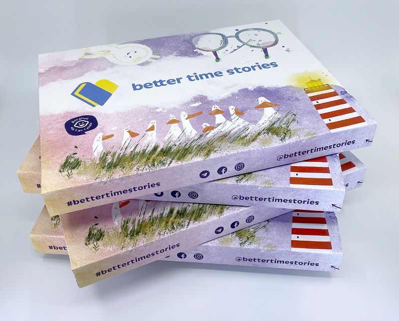 Die umweltfreundliche, plastikfreie und zu 100% recycelbare Versandverpackung aus Wellpappe für die Buchsets.