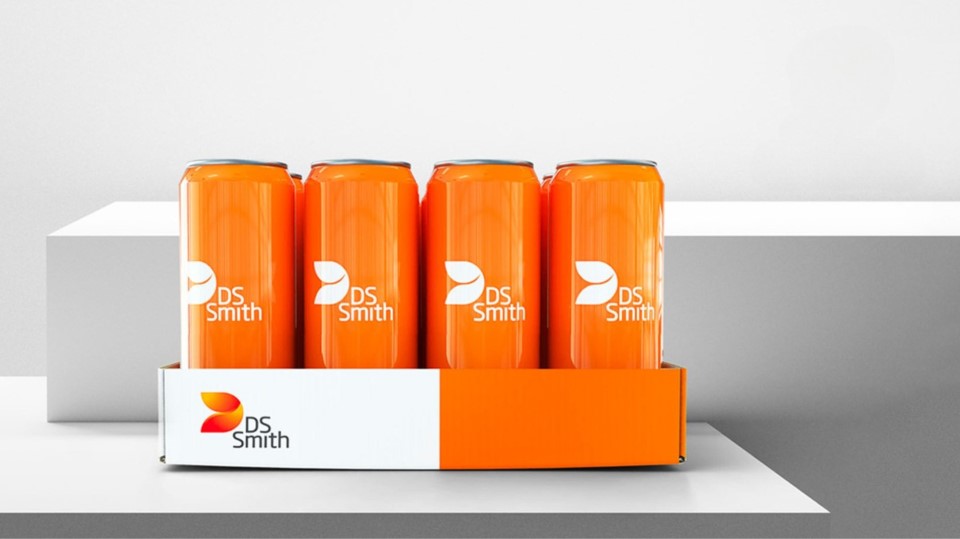 Dosentray im DS Smith Design gefüllt mit orangenen Dosen mit DS Smith Logo.