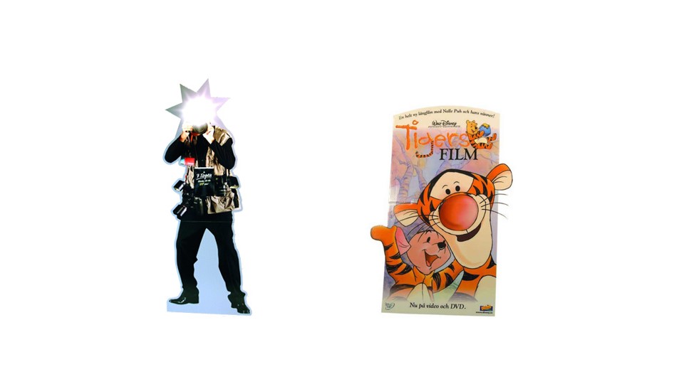 Zwei Aufsteller nebeneinander in Form eines Fotografs und mit Winnie Pooh Motiv.