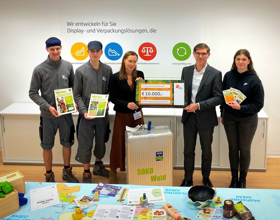 Gemeinsam für eine nachhaltigere Zukunft: Uwe Väth, Managing Director Deutschland und Schweiz (2. v. r), übergibt gemeinsam mit Louis Gurzawski, Mika Herget (1. und 2. v. l.) und Chantale Pfannkuchen (rechts), alle Auszubildende bei DS Smith, den symbolischen Spendenscheck bei der interaktiven Bildungsrallye „SOKO Wald“ an Ulrike Schuth, Referentin für Bildung bei der Schutzgemeinschaft Deutscher Wald (mitte). Bildquelle: DS Smith