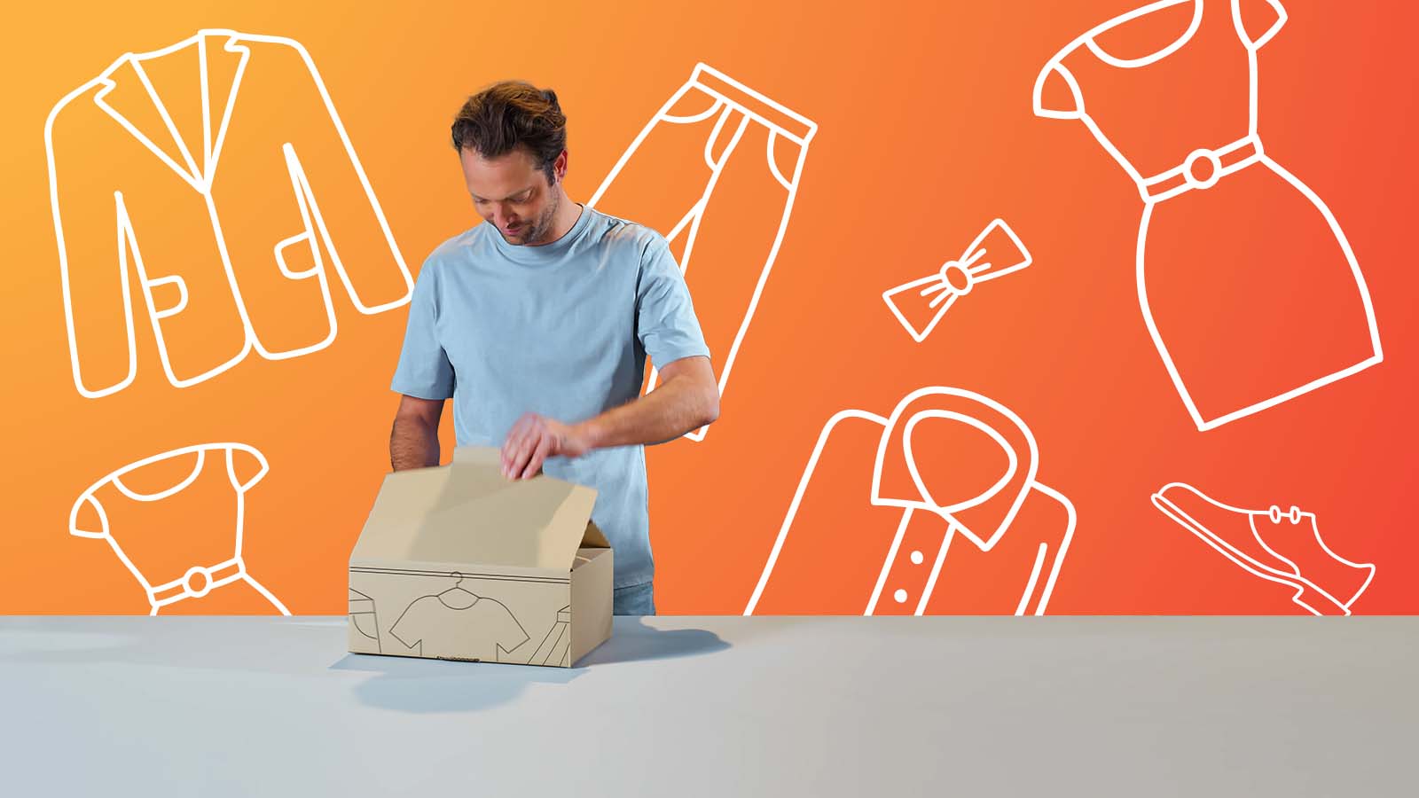 Ein Mann öffnet eine braune Verpackung welche mit Kleidungsstücken bedruckt ist. Der Hintergrund ist orange und es sind weiße Umrisse unterschiedlicher Kleidungsstücke darauf zu sehen.
