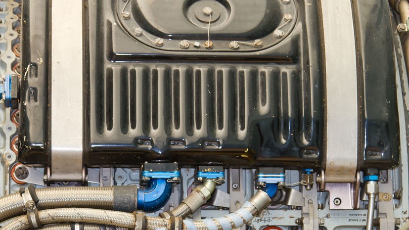 Technisches Bestandteil mit verschiedenen Schläuchen und Anschlüssen.