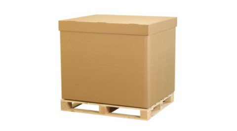 Große Box aus Wellpappe auf einer Palette.