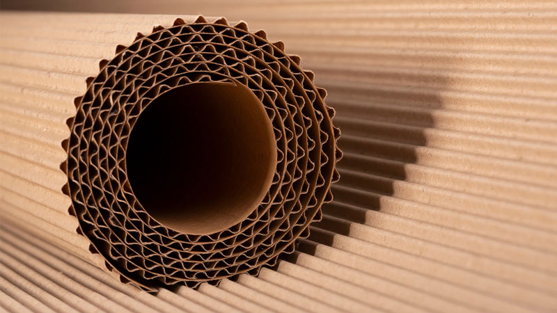 aaltopahvia rullalla niin että näkyy paperien välinen aaltomuoto