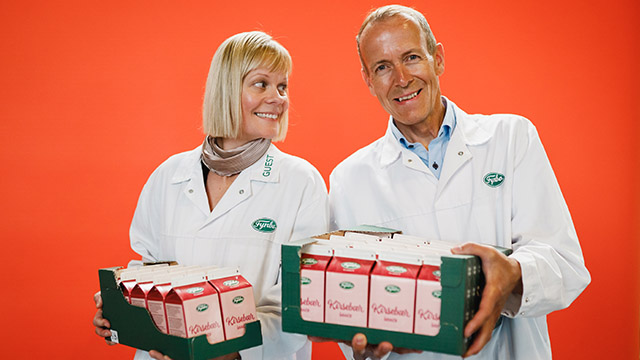 Kvinde og mand fra Fynbo med juicekartonner