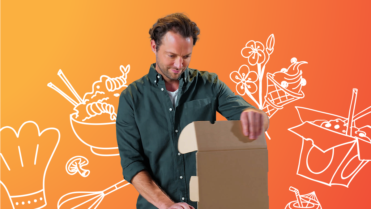 Ein Mann öffnet eine braune Verpackung. Der Hintergrund ist orange mit Umrissen von unterschiedlichen Gegenständen zum Thema Essen.