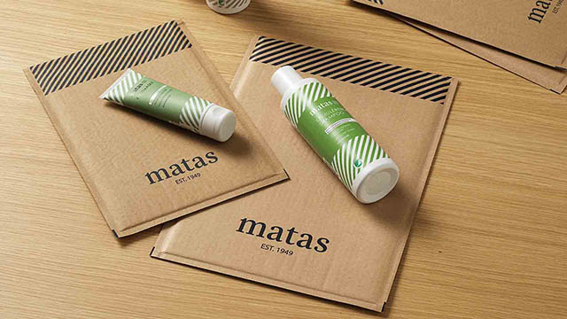 kuvewrter i bølgepap og flasker med creme og shampoo