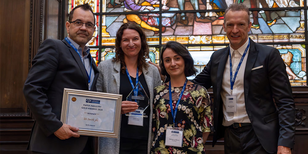 The image shows from left to right one man, two women and one man again. The third person from the right is Nathalie LePennec who represents DS Smith. She received the recognition for our wide-ranging and comprehensive skills development work and training, especially through three of our programmes: the DS Smith Way, the DS Smith Graduate Programme, and the DS Smith Talent and Learning Programme.