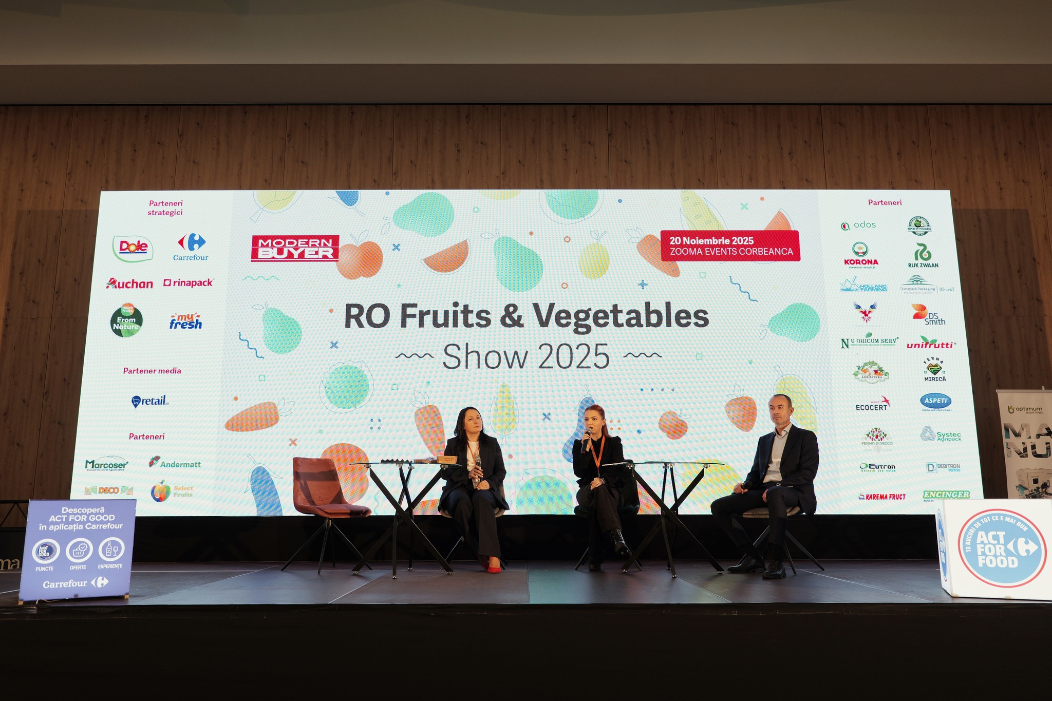 Denisa Boar, Silvia Răileanu și Cătălin Iagăru pe scena