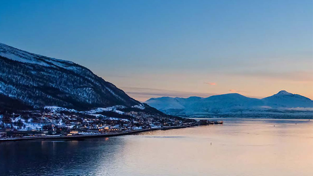 Kuvassa Tromson kaupunki Norjassa, vettä ja vuorimaisemaa