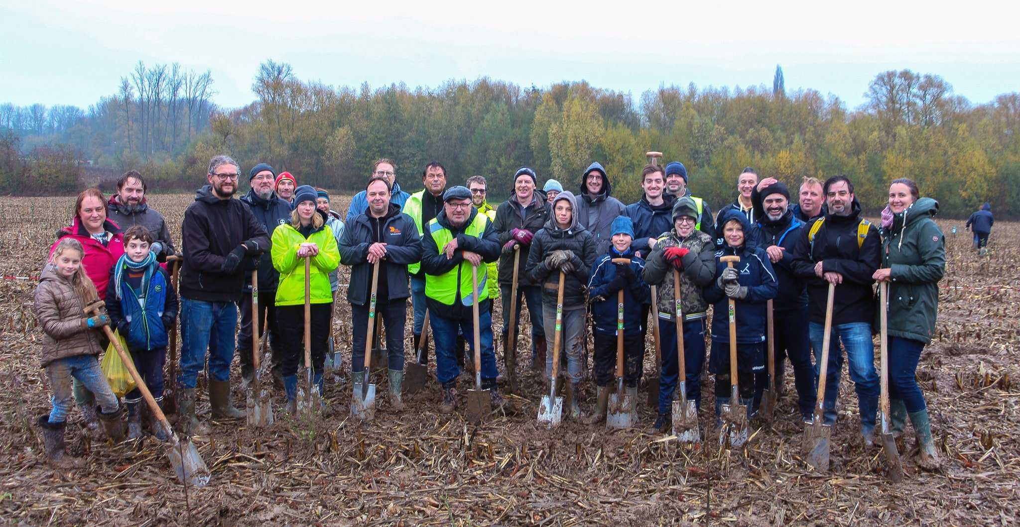 Afgelopen zaterdag gaven verschillende medewerkers van DS Smith het startsein van de donatie en hebben zij met hun families hun eerste bomen in het Hoombos geplant.  